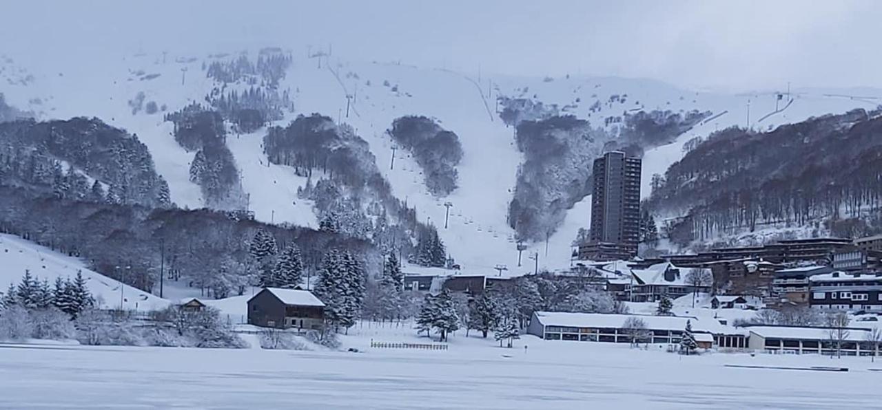 Authentique Chalet Vue Sur Le Lac Et Les Pistes Besse-et-Saint-Anastaise Luaran gambar